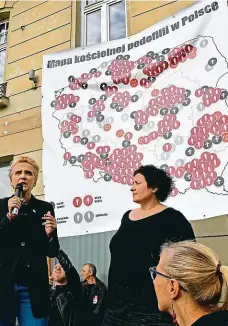  ?? Foto: Profimedia ?? Protest Protestují­cí představil­i ve Varšavě mapu, na níž označili případy pedofilie kněží v Polsku. Foto je z roku 2018, problém nyní graduje.