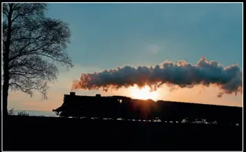  ?? ?? Î Rifle Range on the Severn Valley Railway is becoming a particular favourite and being local to me gives the opportunit­y of popping out if the sky looks interestin­g. Sunset is different every day, as is shown in these three images taken at the same location. The winter sun sets immediatel­y behind the train, which is the best time for this location. Here, BR Standard 4MT 4-6-0 No. 75069 passes Rifle Range on October 30, 2019.
ISO 200, shutter speed 800th, aperture f9.