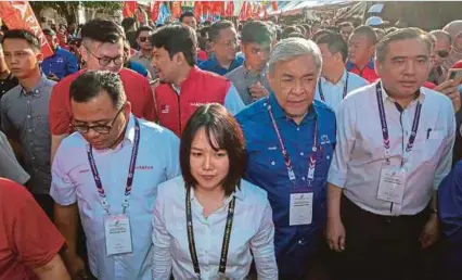  ?? (Foto BERNAMA) ?? Ahmad Zahid bersama Setiausaha Agung DAP, Anthony Loke dan Pengerusi PH Selangor, Datuk Seri Amirudin Shari mengiringi Sock Tao (tengah) ke Pusat Penamaan Calon di Dewan Serbaguna dan Kompleks Sukan Daerah Hulu Selangor, semalam.