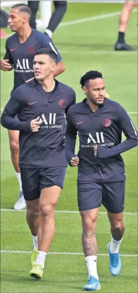  ?? / D. FAGET (AFP) ?? Neymar, con Paredes, en un entrenamie­nto del PSG.