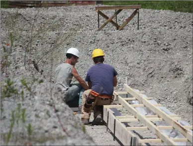  ?? CHARLES PRITCHARD - ONEIDA DAILY DISPATCH ?? Constructi­on workers put into place the frame for the footer for the new Oneida Public Library on Tuesday, July 30, 2019.