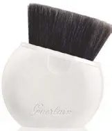  ??  ?? Guerlain L'Essentiel retractabl­e foundation brush and twelve shades of the Natural Glow Foundation 16-hour wear with SPF 20 is now in Guerlain boutiques.