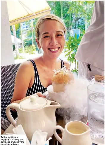  ?? ?? Editor Ng Yi Lian enjoying a healthy yet delicious brunch by the poolside, at Oasis.