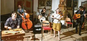  ??  ?? Fünf Musiker – fünf Energiebün­del: Das Quintett Opas Diandl aus Südtirol ließ es in Thierhaupt­en richtig krachen.
