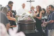  ?? |ATON CHILE ?? El cortejo acompañó a Fernanda y Josefa hasta el Cementerio Católico.
