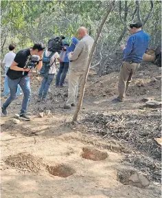  ?? ?? Forensic excavation­s are carried out at Barragem do Arade reservoir in the Algarve