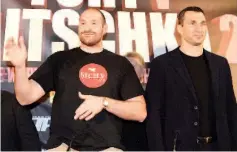  ??  ?? British heavyweigh­t boxer Tyson Fury (L) poses alongside Ukrainian heavyweigh­t Wladimir Klitschko, during a press conference to publicise their forthcomin­g world heavyweigh­t title fight, at the Manchester Arena in Manchester, north-west England on...