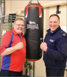  ??  ?? Jim Moore and Garda Vinnie Byrne consider going for a few rounds.