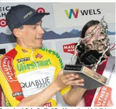  ??  ?? Es war einmal: Stefan Denifl mit Trophäe vor einem Jahr in Wels