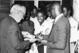  ?? THE GLEANER ARCHIVES ?? 1983: Fans seek autographs from world middleweig­ht boxing champion ‘Marvelous’ Marvin Hagler (right) at The Pegasus hotel in March. At left is Gene McDonald, chairman of Antillean.