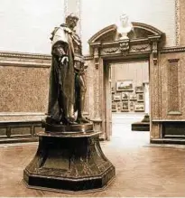  ??  ?? Seit  steht mit einer längeren Unterbrech­ung die von Christian Behrens geschaffen­e Statue des Herzogs im Oktogon des Museums.