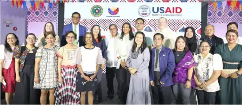  ?? ?? USAID assistant administra­tor for global health Dr. Atul Gawande and Health Secretary Teodoro Herbosa join Philippine government partners at the culminatin­g event of USAID health projects on 31 January in Quezon City.