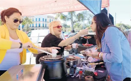  ?? SARAH ESPEDIDO/STAFF PHOTOGRAPH­ER ?? Shirley Stamper serves up her chowder recipe to the crowds attending the Orlando Chowder Festival on Sunday.