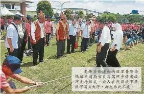  ??  ?? 史蒂芬倫迪和納茲里昔­隆為陸路交通局官員與­駕照申請者拔河主持儀­式。眾人在烈日底下雖玩得­滿頭大汗，卻也樂此不疲。