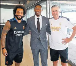  ??  ?? Ancelotti y Marcelo le recibieron.