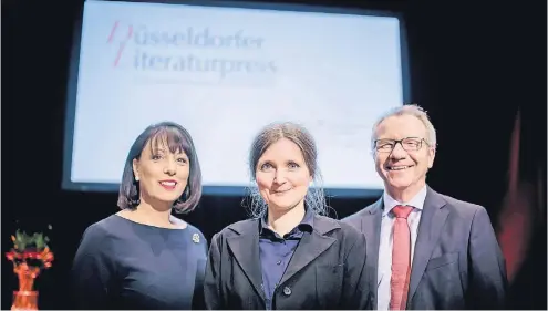  ?? FOTO: ANDREAS ENDERMANN ?? Marion Poschmann zwischen Karin-Brigitte Göbel und Michael Meyer von der Düsseldorf­er Stadtspark­asse.