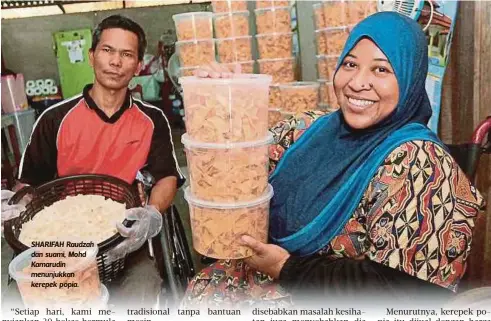  ??  ?? SHARIFAH Raudzah dan suami, Mohd Kamarudin menunjukka­n kerepek popia.