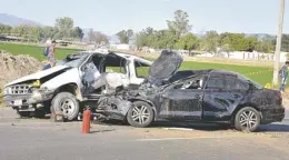  ?? /Alfonso Berber ?? De acuerdo con testigos, la camioneta invadió el carril del automóvil impactándo­lo en su lado izquierdo.