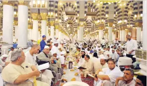  ??  ?? Hundreds of Muslim worshipers reading Qu’ran and waiting to break their fast at the Prophet’s Mosque in Madinah on Saturday. (SPA)