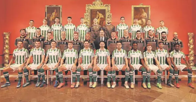  ?? // CÓRDOBA CF ?? La plantilla blanquiver­de de la temporada 2023-2024 posa al completo en el museo Julio Romero de Torres de la capital cordobesa