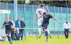  ?? SZ-ARCHIVFOTO: MAS ?? Aufsteiger Altheim (schwarz, hier im Spiel gegen Bad Schussenri­ed) empfängt am Samstag die TSG Rottenacke­r zum Derby.