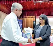  ??  ?? CILT Sri Lanka Chairperso­n hands over CILT annual report to SLPA MD