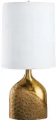  ??  ?? Tischlampe „Lola“aus Aluminium mit Messinglac­kierung und Baumwoll-Lampenschi­rm, ab € 320,63 unter www.cb2.com