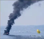  ?? (Photo Philippe Arnassan) ?? Après avoir entièremen­t brûlé, le bateau a finalement coulé, engendrant une pollution au niveau des Issambres.