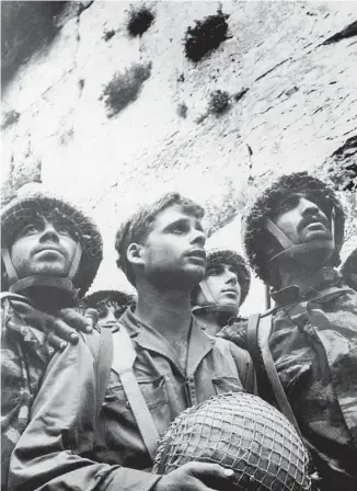  ?? AGENCE FRANCE-PRESSE ?? Des soldats célébraien­t la conquête du mur des lamentatio­ns dans la partie est de la ville sainte de Jérusalem au cours de la guerre des Six Jours, en juin 1967.