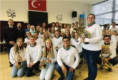  ?? FOTO ZB ?? De vijftig jongeren verblijven in het Imami Azam opleidings­instituut in Meulenberg. “Muziek verbindt en daar hebben afkomst en religie niets mee te maken”, zegt Muhammet Yilmaz.