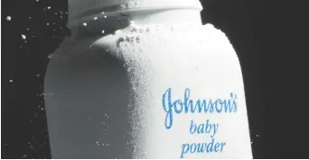  ??  ?? Johnson & Johnson continue de nier que la poudre pour bébé, commercial­isée depuis 1894, soit la cause de mésothélio­mes ou de cancers ovariens. - Archives