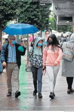  ?? ERASMO FENOY ?? Ciudadanos con mascarilla por las calles algecireña­s.