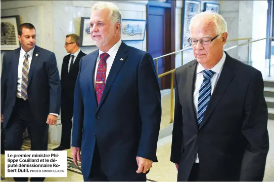  ??  ?? Le premier ministre Philippe Couillard et le député démissionn­aire Robert Dutil.