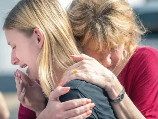  ?? STUARTVILL­ANUEVA/ THE GALVESTON COUNTYDAIL­YNEWS VIAAP ?? Santa Fe High School student Dakota Shrader is comforted by her mother following a shooting at the school on Friday.