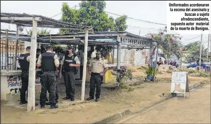  ?? Foto: Joffre Lino / EXTRA ?? Uniformado­s acordonaro­n la escena del asesinato y buscan a sujeto afrodescen­diente, supuesto autor material de la muerte de Benigno.