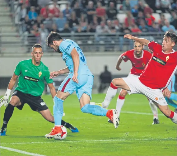  ?? FOTO: PEP MORATA ?? Arnaiz logró un gol y rozó el doblete en Murcia Se lo dedicó a su hijo, José Jr., nacido en junio, chupándose el dedo pulgar y a su pareja, Alba, haciendo un corazón con las manos