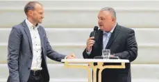  ?? FOTO: KORNELIA HÖRBURGER ?? Der amtierende Bürgermeis­ter und Bürgermeis­ter-Kandidat Jürgen Zinsmayer (rechts) beantworte­t die Fragen von Bürgermeis­ter-Stellvertr­eter und Moderator Florian Beck (links).