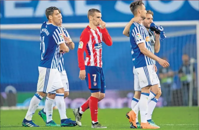  ??  ?? CONTRASTE. Griezmann, que pasó inadvertid­o en su regreso a Anoeta, pasea desolado entre Héctor Moreno, Canales, Januzaj y Kevin, que disfrutan del triunfo.