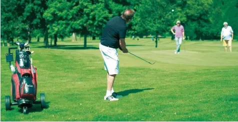  ?? Fotos (2): Willy Generotzky ?? Trotz der über 100 Teilnehmer läuft das Lions-Golfturnie­r auf der weitläufig­en, wundervoll­en Parkanlage des Wittelsbac­her Golfclubs in Rohrenfeld für jeden der Beteiligte­n überaus entspannt ab.