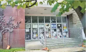  ?? KEITH SRAKOCIC/AP ?? An entrance to the the dormant Tree of Life synagogue features many memorials that were placed outside the building where 11 people were killed in America's deadliest antisemiti­c attack on Oct. 27, 2018.