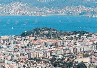  ?? . ?? Un aspecto de la ría de Vigo, con las bateas para el cultivo de mejillón