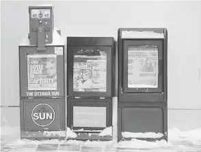  ?? — Gambar AFP ?? PERBICARAA­N TANGGUH: Gambar fail 3 Januari lalu menunjukka­n kotak surat khabar memaparkan berita mengenai Boyle pada laman depan akhbar tempatan di Ottawa.