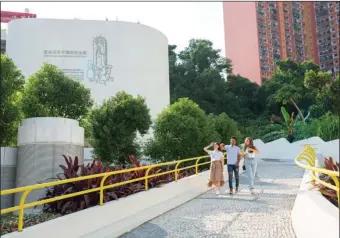  ??  ?? University of Saint Joseph students in front of the Auditorio Centenario de Fatima.