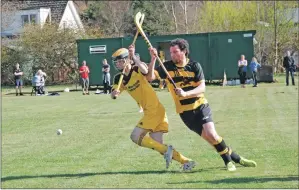  ?? 06_a17ShintyC­olGlen_Inv03 ?? Inveraray hat-trick hero Fraser Watt holds off the challenge of Col Glen’s Willie MacVicar.