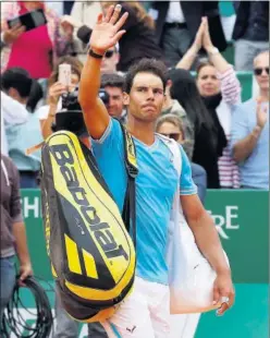  ??  ?? ADIÓS. Nadal se despide del público de Montecarlo tras su derrota.