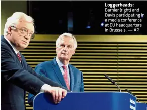  ?? — AP ?? Loggerhead­s: Barnier (right) and Davis participat­ing in a media conference at EU headquarte­rs in Brussels.