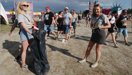  ??  ?? VOLONTÄRER. För en arbetsinsa­ts som motsvarar två arbetsdaga­r får Rosa Ekstam och Tytti Tuomi varsin festivalbi­ljett.