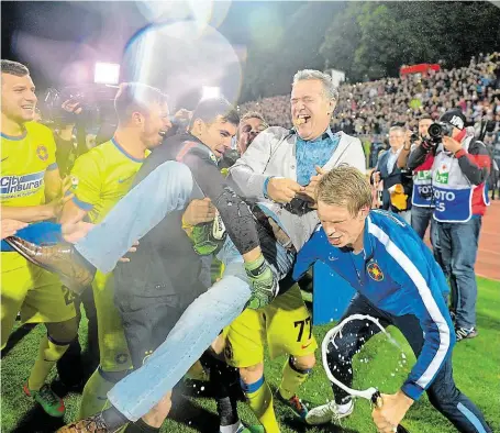  ?? Loni Becaliho Steaua ovládla rumunskou ligu a podnikatel slavil s fotbalisty přímo na hřišti. Letos jeho celek skončil druhý. FOTO PROFIMEDIA ?? „Titul je můj.“