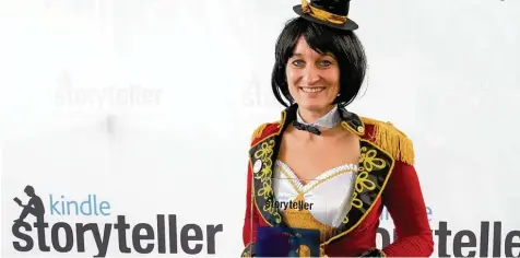  ?? Foto: Amazon.de/Willi Weber ?? Mira Valentin heißt eigentlich Regina Käsmayr und kommt aus Emersacker. Auf der Frankfurte­r Buchmesse hat sie jetzt den Kindle Storytelle­r Award gewonnen. Zur Preis verleihung kam sie – passend zu ihrem Buch – im Cosplay Zirkuskost­üm.