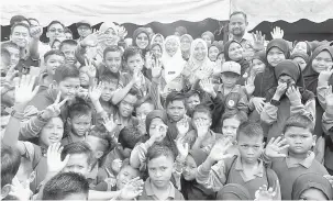  ?? — Gambar Bernama ?? UNTUK ALBUM: Dr Wan Azizah bergambar bersama murid-murid sekolah pada Majlis Perasmian Penutup Simulasi Bencana Gempa Bumi dan Tsunami di Sekolah dan Komuniti Kota Kuala Muda dekat Sungai Petani, semalam.